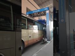 Mesin Cuci Bus Otomatis Kolon Efisien untuk Pembersihan Armada!