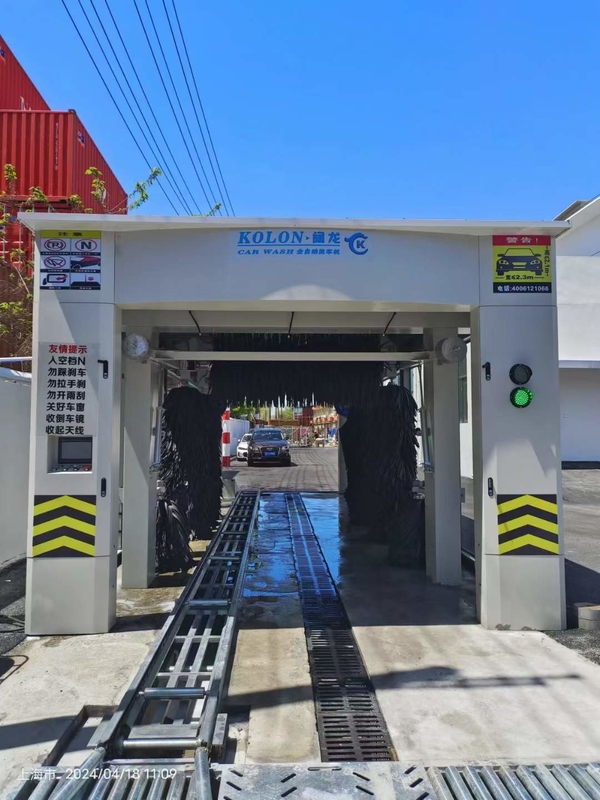 Efisiensi Mesin Cuci Mobil Terowongan Konsumsi Daya dan Air Rendah 0,7 Kwh/Mobil