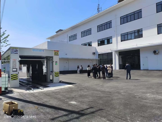 Efisiensi Mesin Cuci Mobil Terowongan Konsumsi Daya dan Air Rendah 0,7 Kwh/Mobil